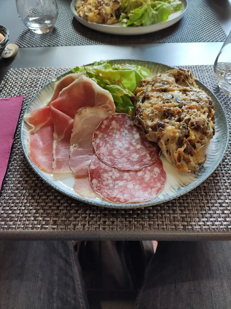 Truffade Cuisinée À l'Ancienne Charcuterie Salade